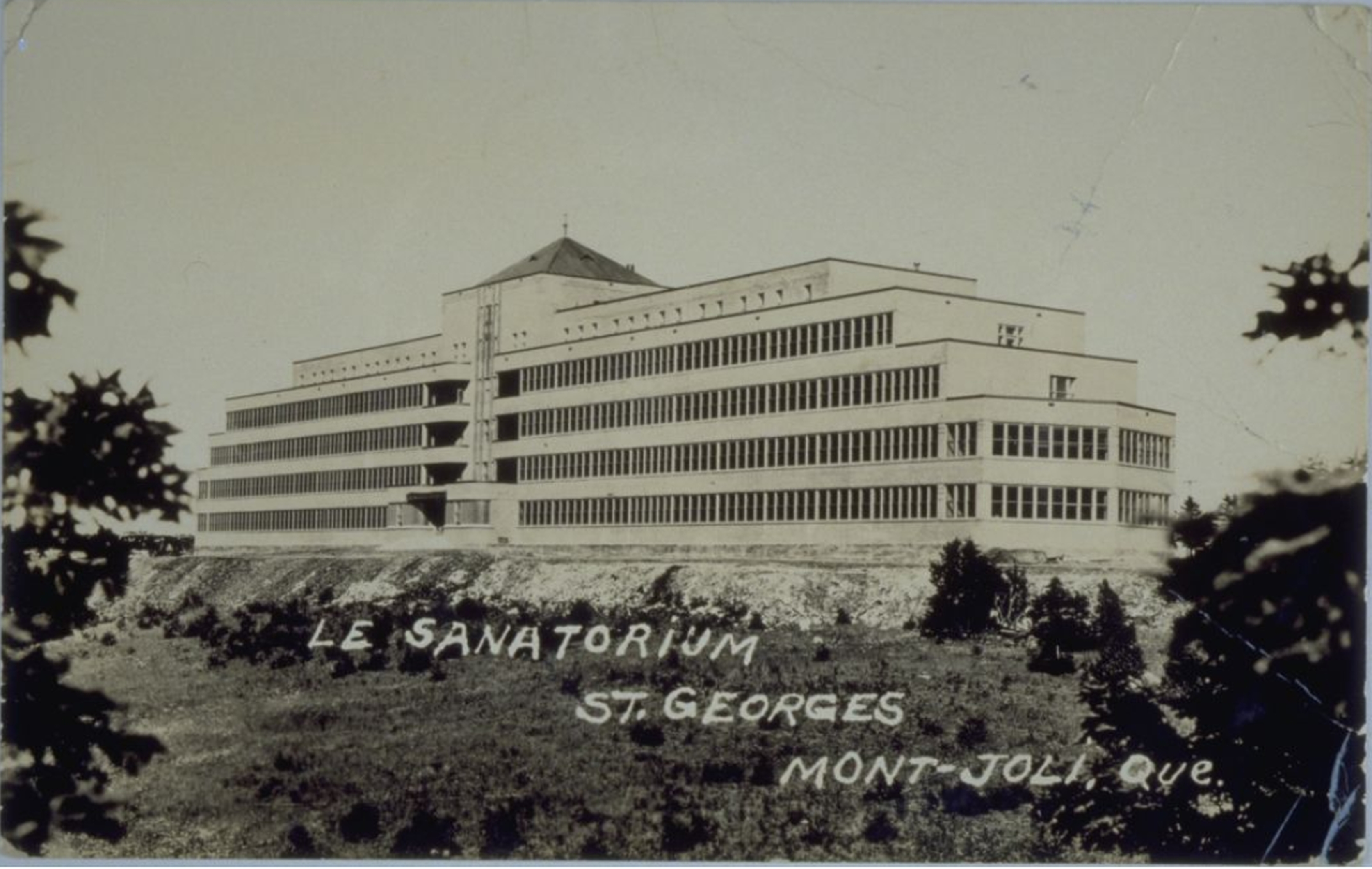 Carte postale du sanatorium Saint-Georges de Mont-Joli, face nord, en 1938.
